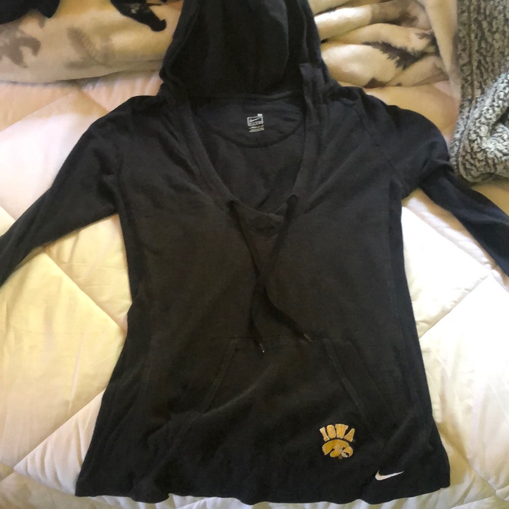 M Nike low v cut work out athletic top long sleeve with hood